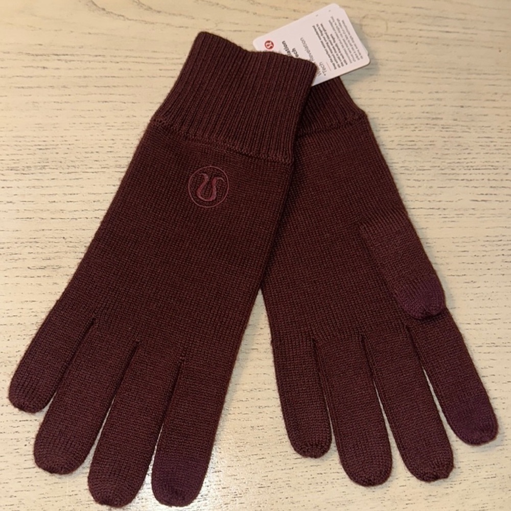 NWT Lululemon warm revelation gloves M/L Burgundy